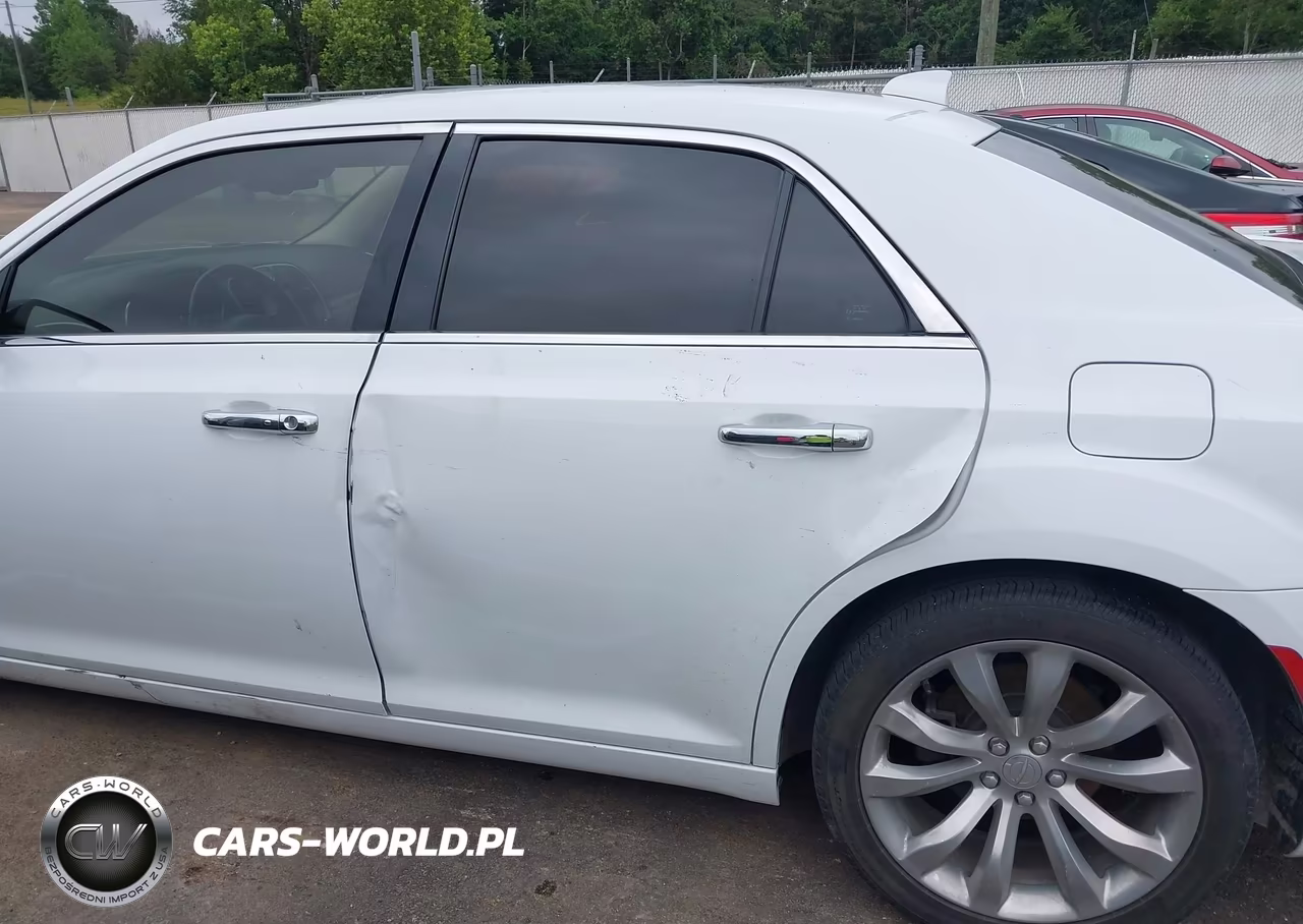 2019 Chrysler 300 Limited VIN:2C3CCAEG0KH698077 - 19