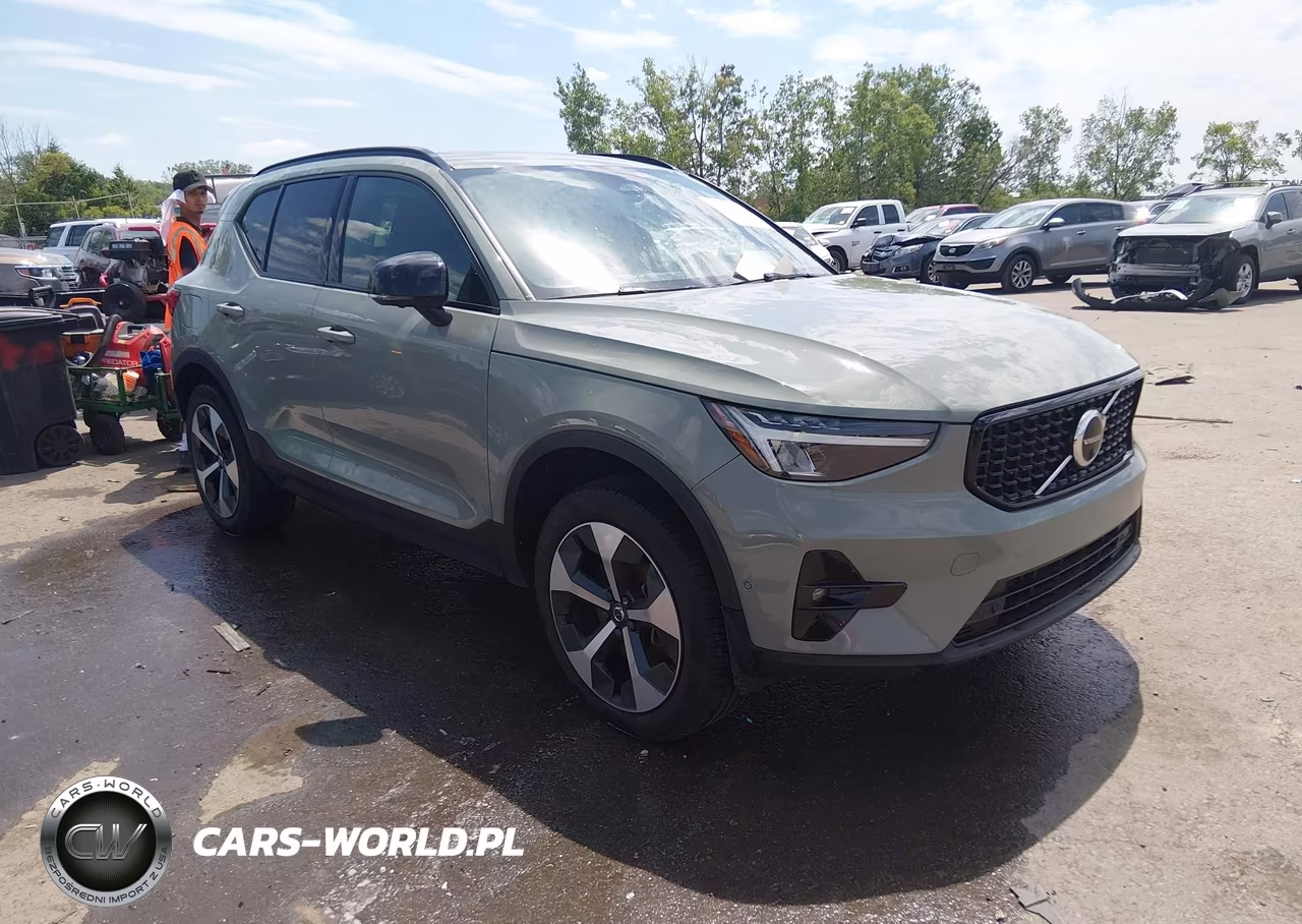 2023 Volvo Xc40 B5 Plus Dark Theme – zdjęcie 1 z 18