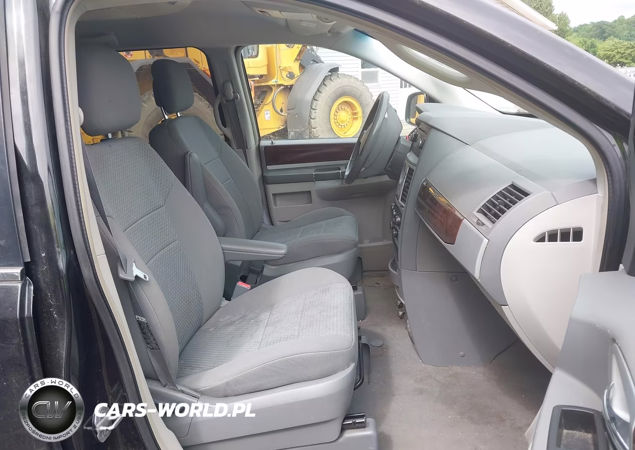 2010 Chrysler Town & Country Touring VIN:2A4RR5D17AR375995 - 5