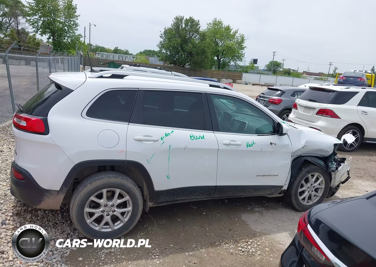 2018 Jeep Cherokee Latitude Plus 4X4 VIN:1C4PJMLBXJD619280 - 13