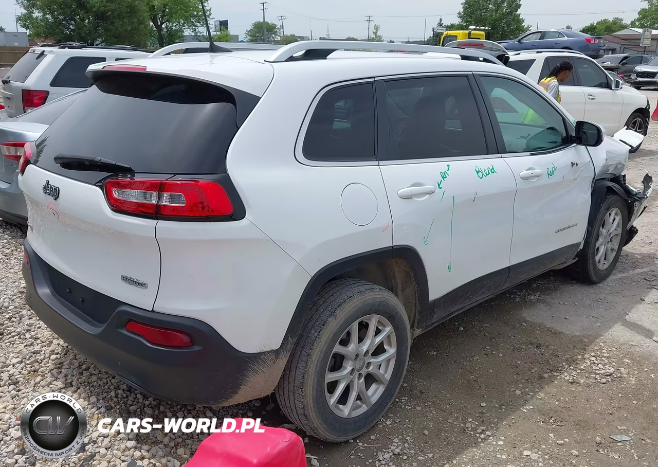 2018 Jeep Cherokee Latitude Plus 4X4 VIN:1C4PJMLBXJD619280 - 4