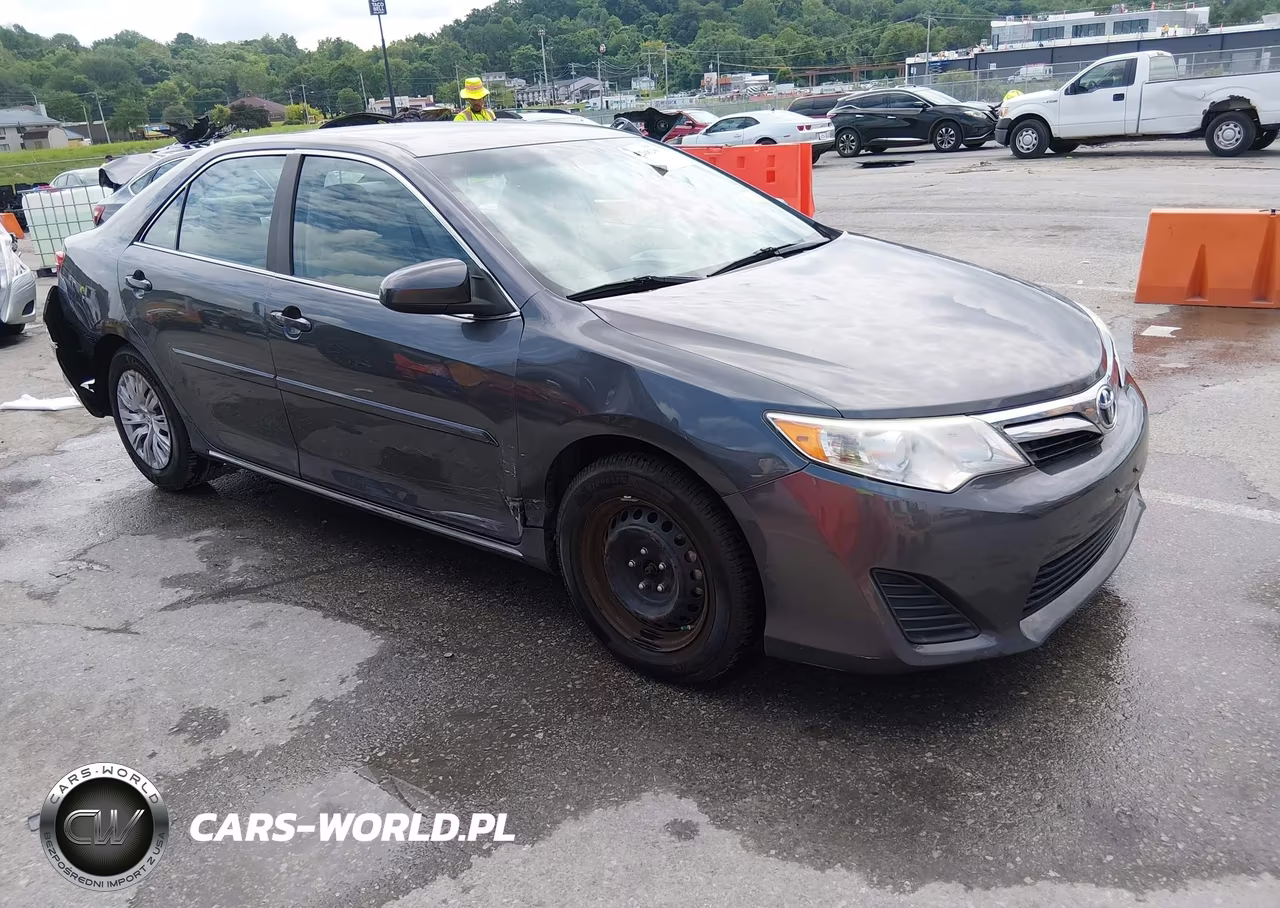 2014 Toyota Camry Le – zdjęcie 1 z 16