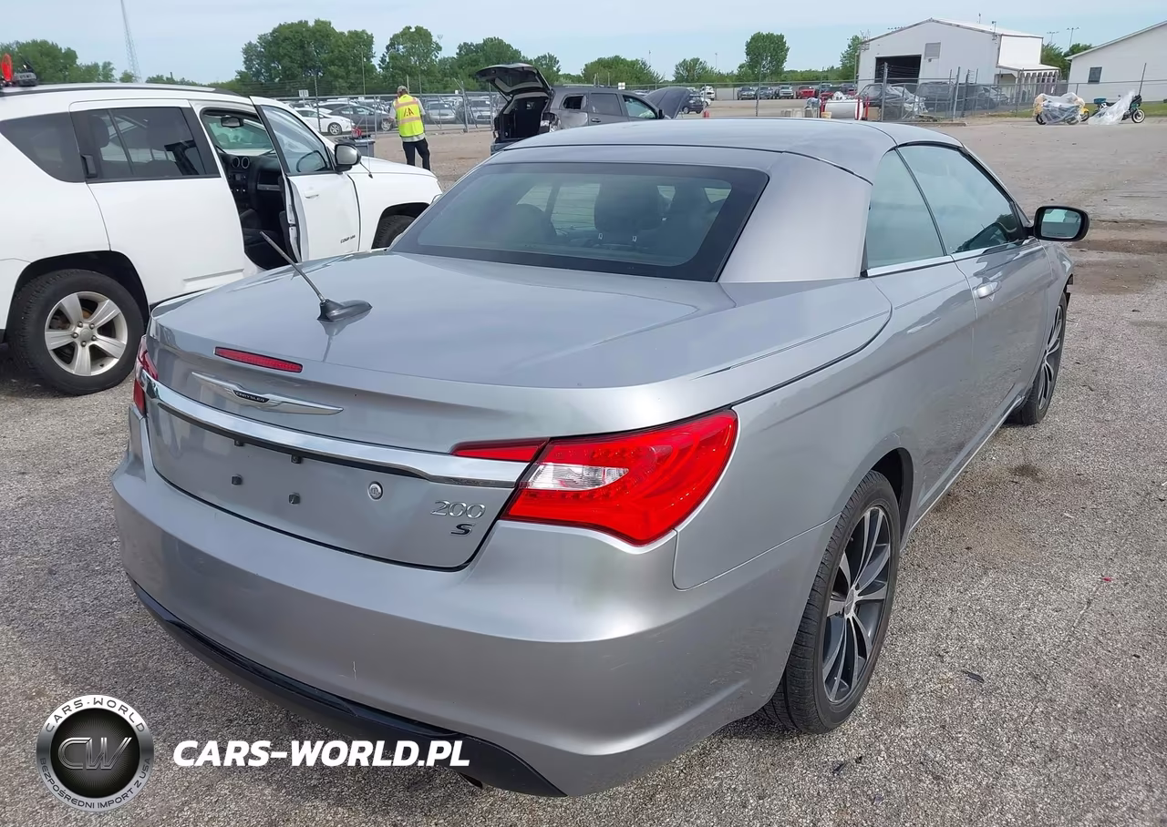 2013 Chrysler 200 S VIN:1C3BCBGG1DN652864 - 4