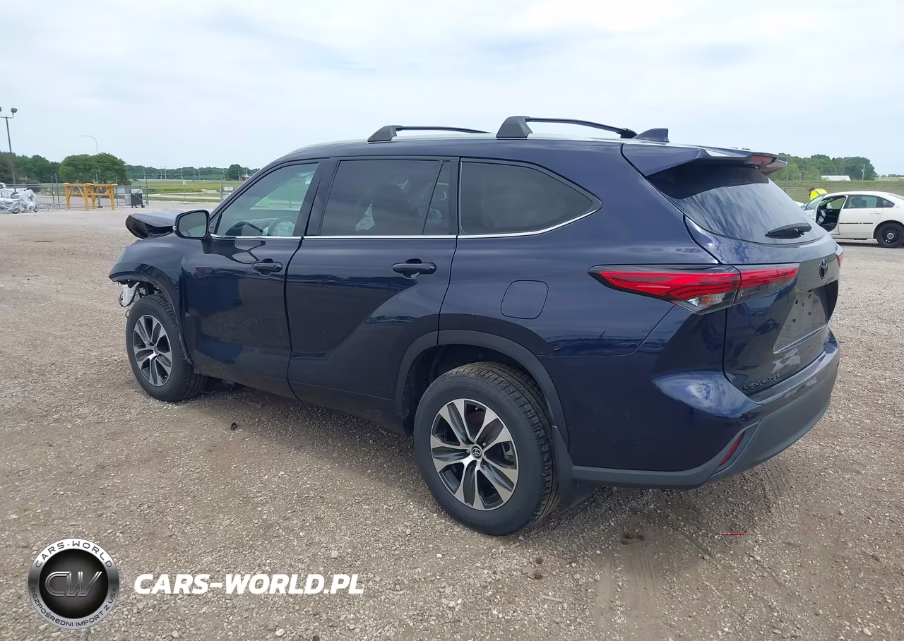 2022 Toyota Highlander Xle VIN:5TDGZRBH1NS567785 - 3