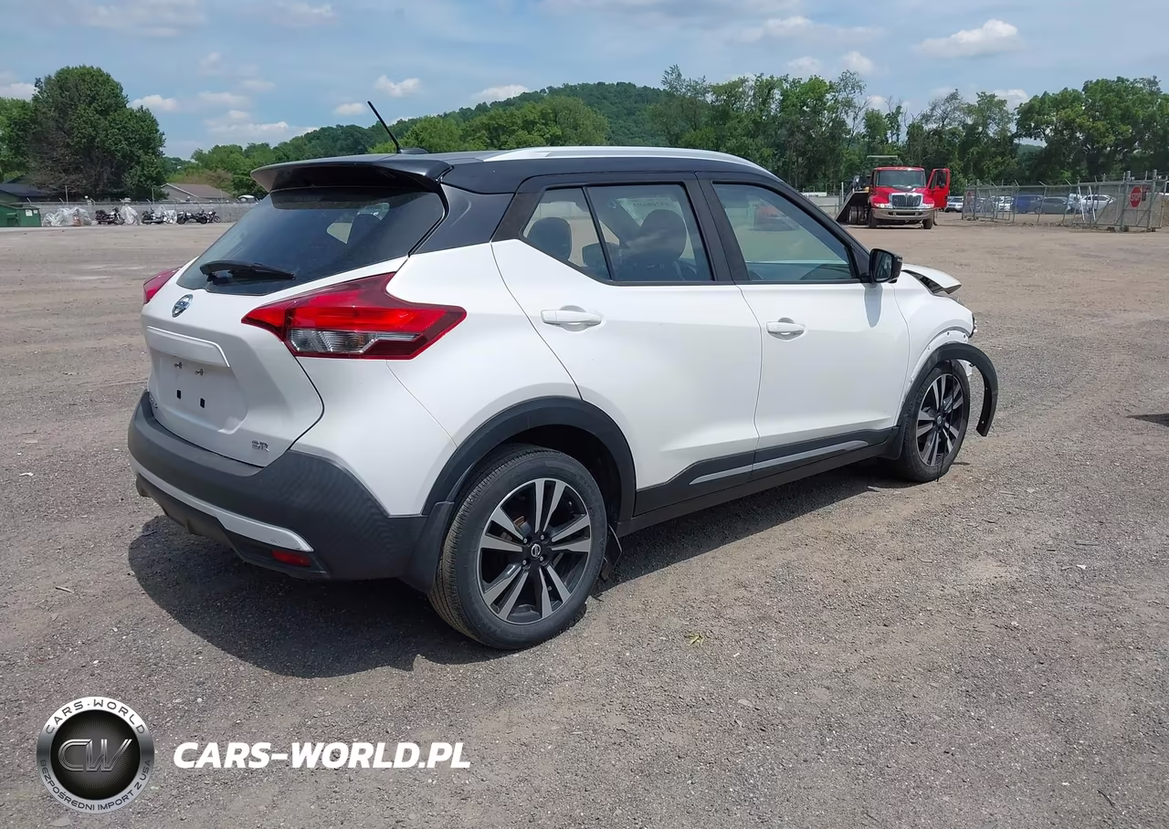 2019 Nissan Kicks Sr VIN:3N1CP5CU9KL563707 - 4