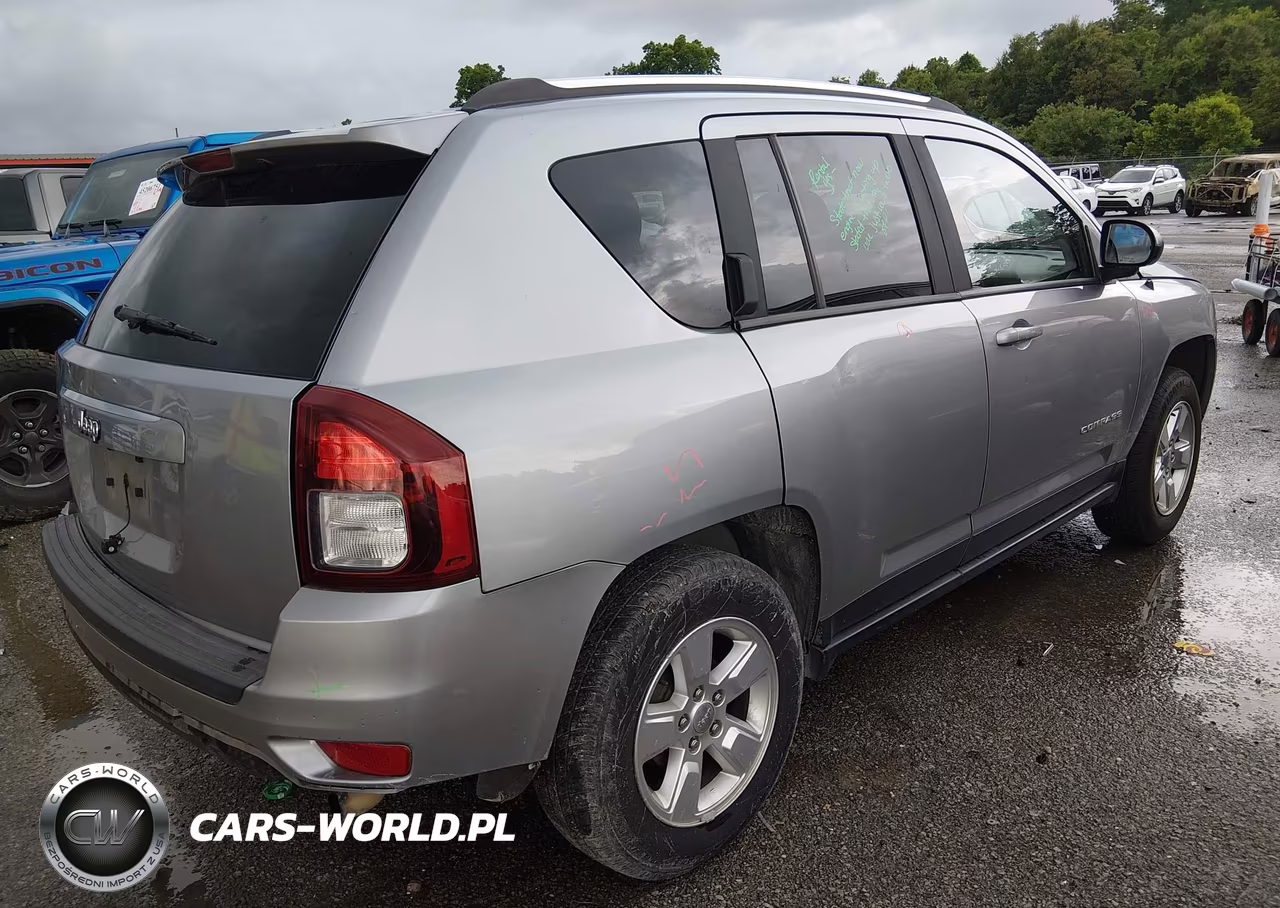 2015 Jeep Compass Sport VIN:1C4NJCBA7FD226130 - 4