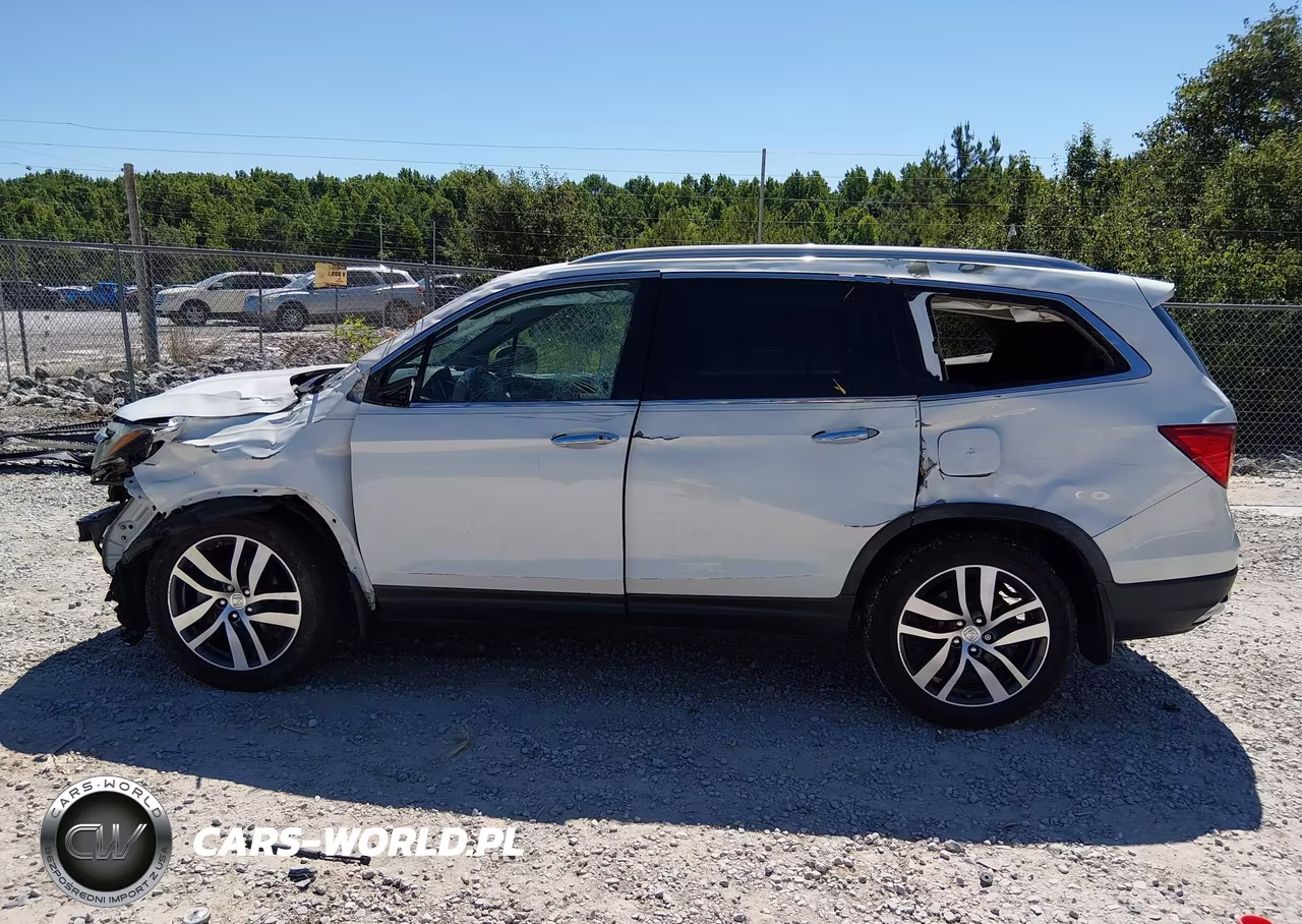 2018 Honda Pilot Touring VIN:5FNYF6H93JB066553 - 14
