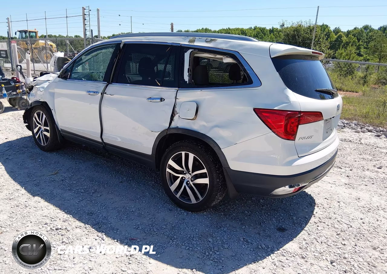 2018 Honda Pilot Touring VIN:5FNYF6H93JB066553 - 3