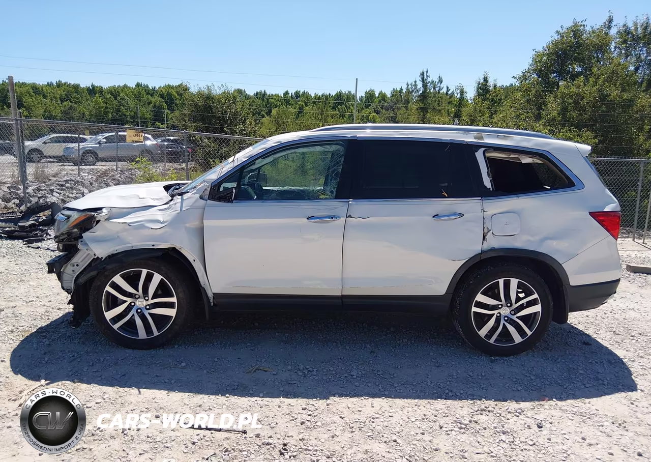 2018 Honda Pilot Touring VIN:5FNYF6H93JB066553 - 6