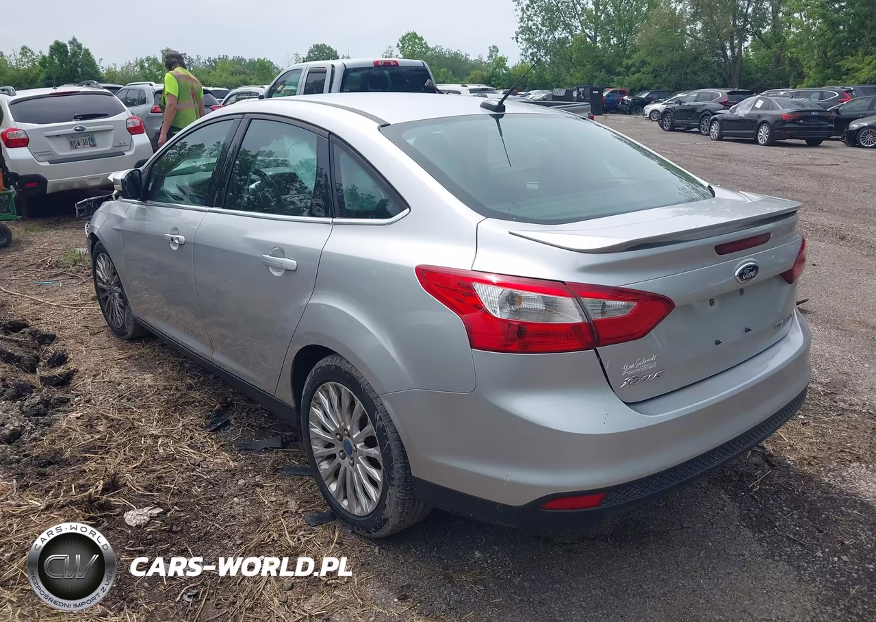 2012 Ford Focus Titanium VIN:1FAHP3J2XCL479763 - 3