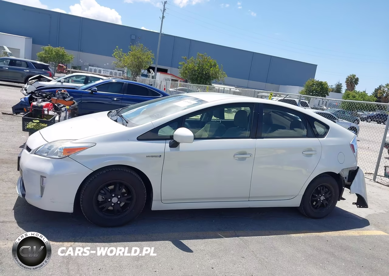 2015 Toyota Prius Two VIN:JTDKN3DU1F0453884 - 14