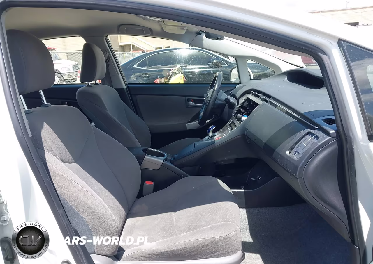 2015 Toyota Prius Two VIN:JTDKN3DU1F0453884 - 5