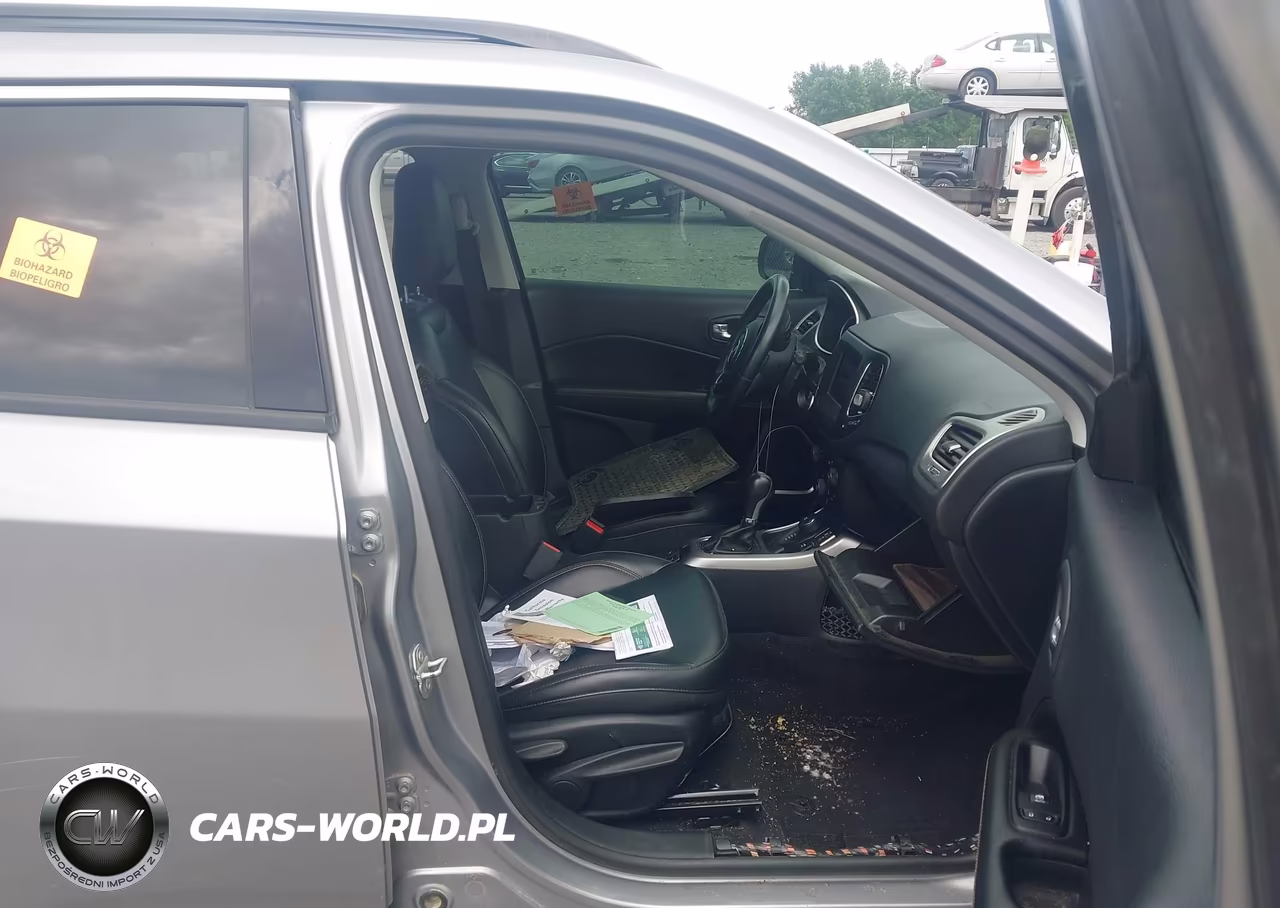 2018 Jeep Compass Latitude 4X4 VIN:3C4NJDBB6JT256589 - 5