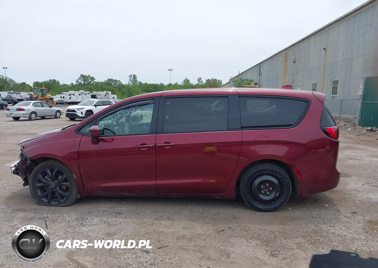 2019 Chrysler Pacifica Touring Plus VIN:2C4RC1FG6KR537747 - 15