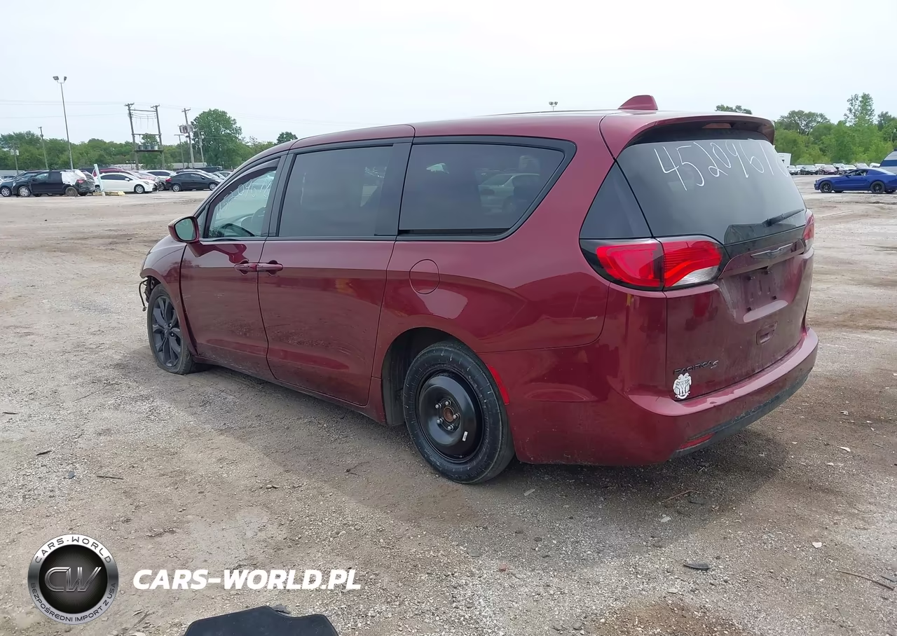 2019 Chrysler Pacifica Touring Plus VIN:2C4RC1FG6KR537747 - 3