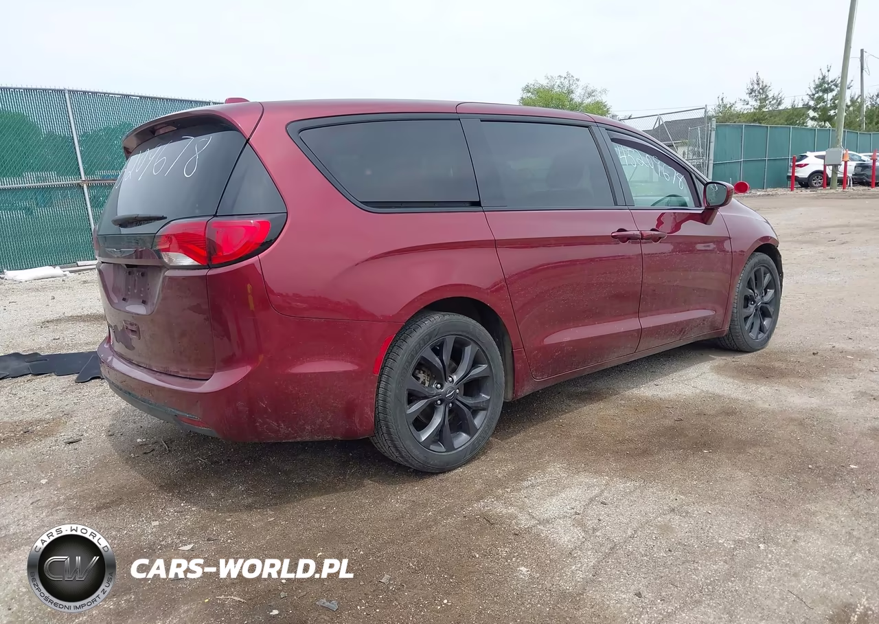 2019 Chrysler Pacifica Touring Plus VIN:2C4RC1FG6KR537747 - 4
