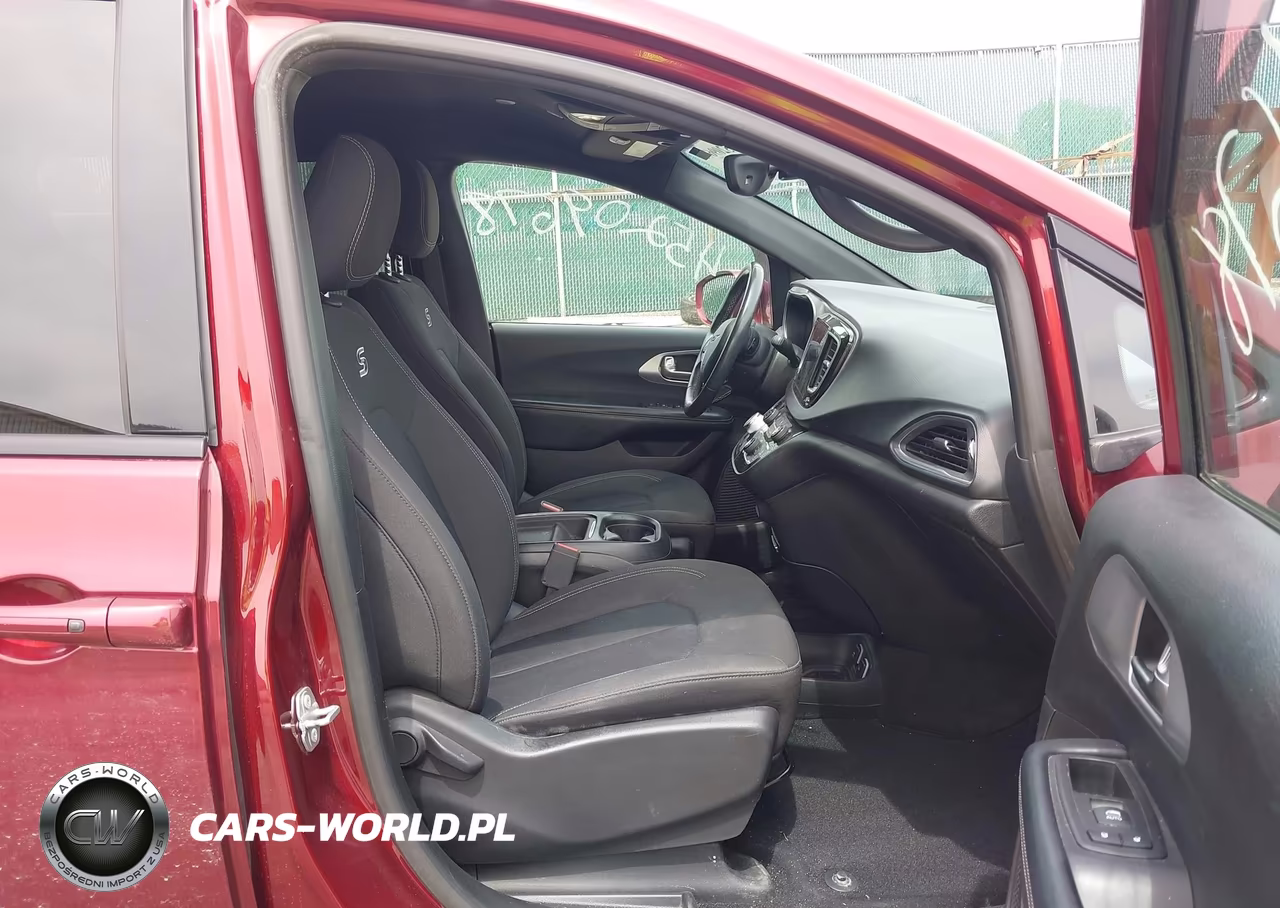 2019 Chrysler Pacifica Touring Plus VIN:2C4RC1FG6KR537747 - 5