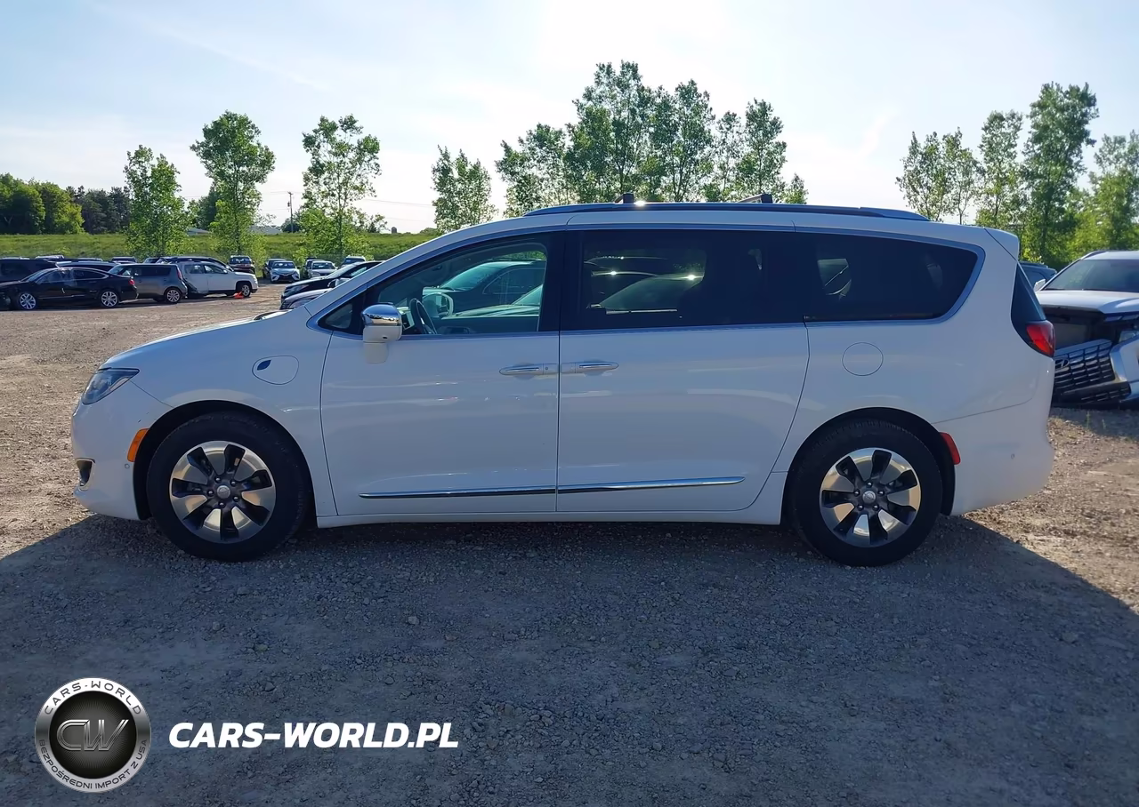 2017 Chrysler Pacifica Hybrid Platinum VIN:2C4RC1N70HR709488 - 14
