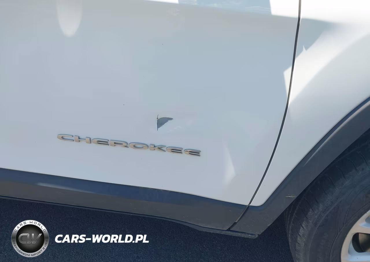 2018 Jeep Cherokee Latitude 4X4 VIN:1C4PJMCB6JD559255 - 14