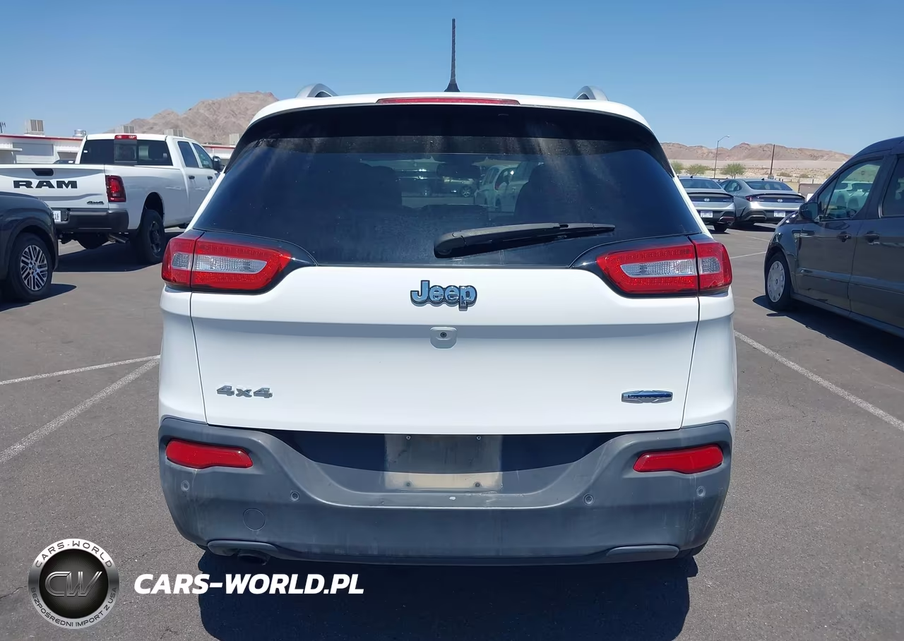 2018 Jeep Cherokee Latitude 4X4 VIN:1C4PJMCB6JD559255 - 15
