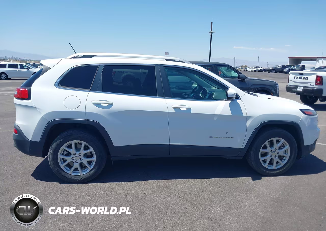 2018 Jeep Cherokee Latitude 4X4 VIN:1C4PJMCB6JD559255 - 17
