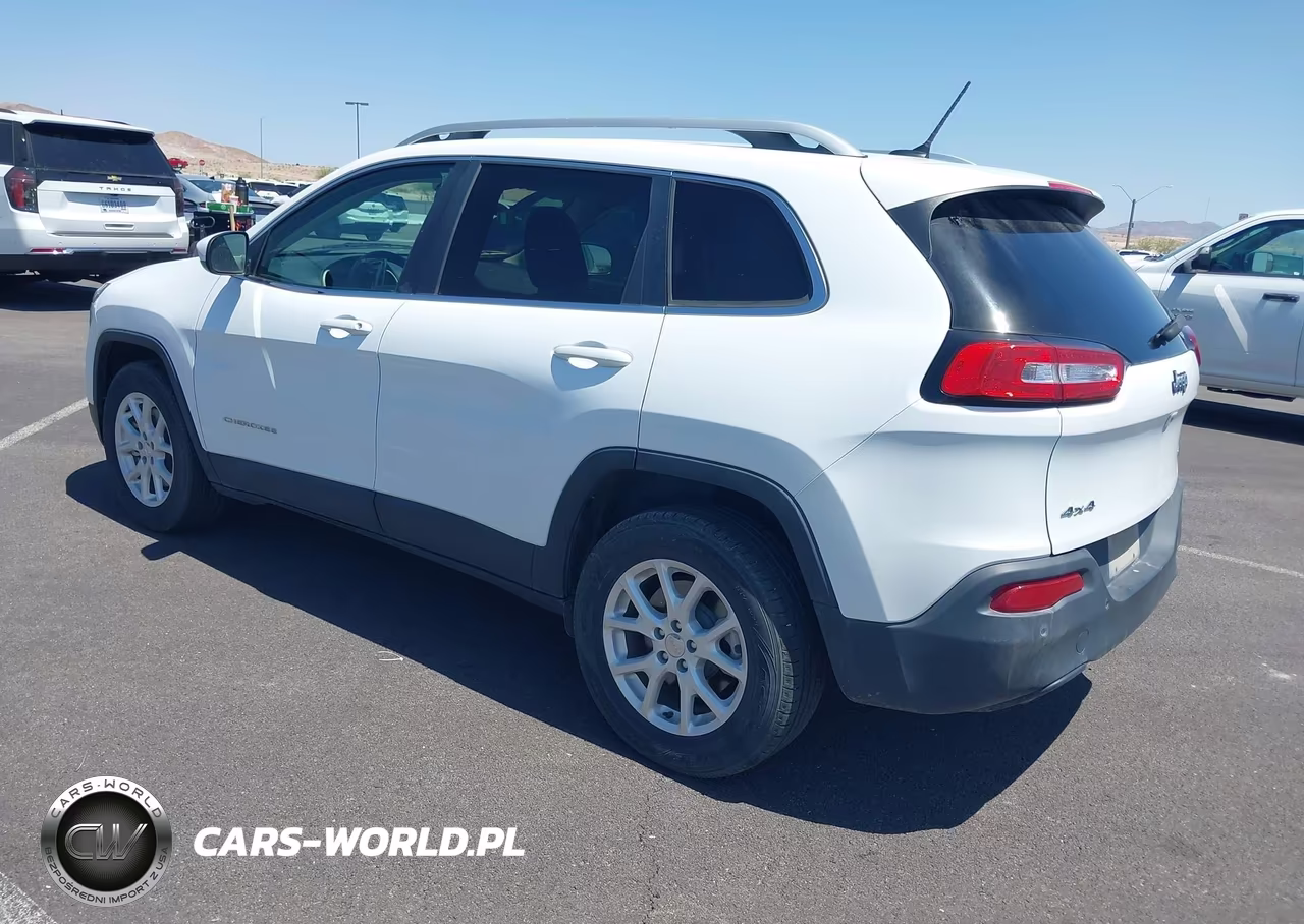 2018 Jeep Cherokee Latitude 4X4 VIN:1C4PJMCB6JD559255 - 3