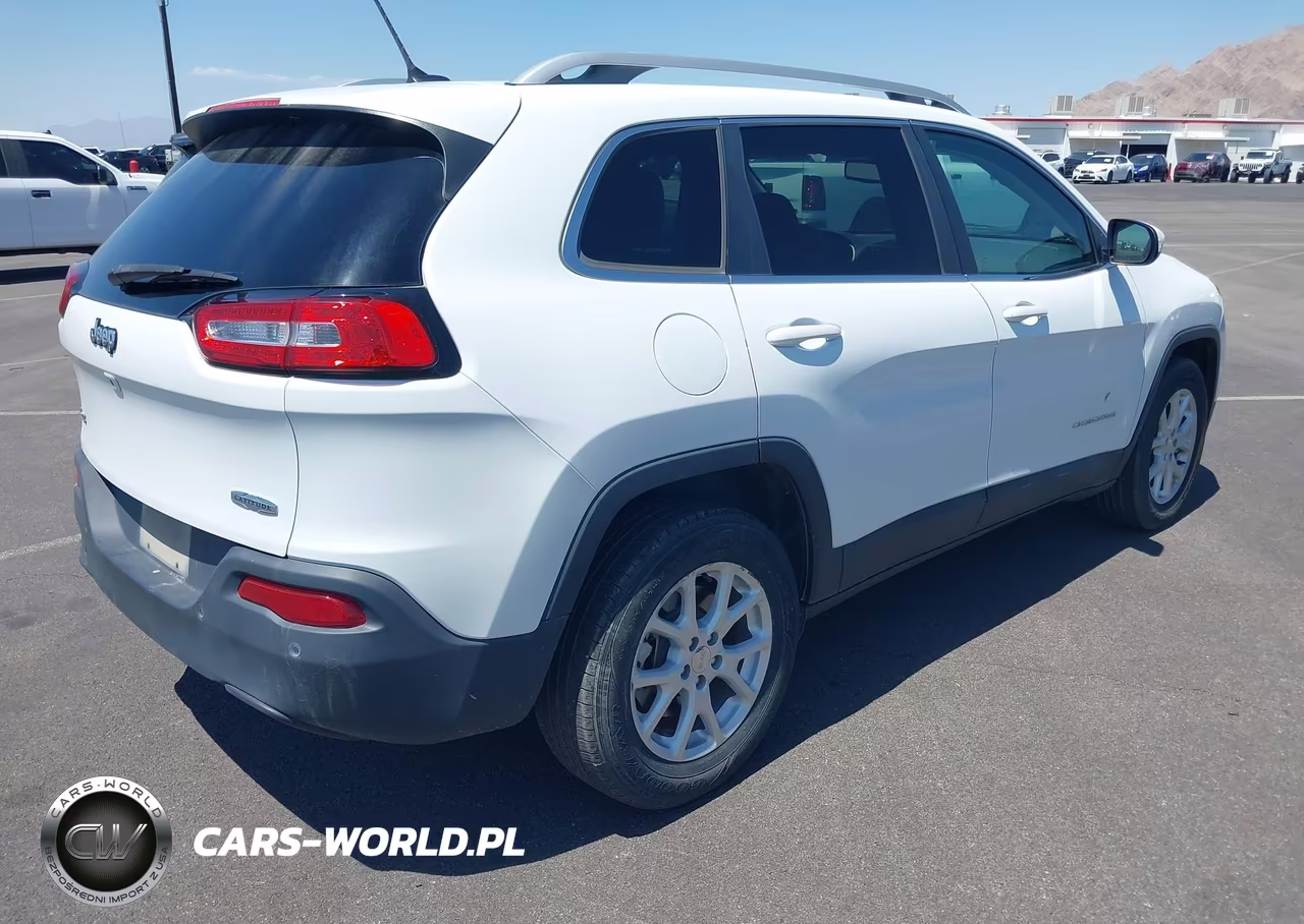 2018 Jeep Cherokee Latitude 4X4 VIN:1C4PJMCB6JD559255 - 4