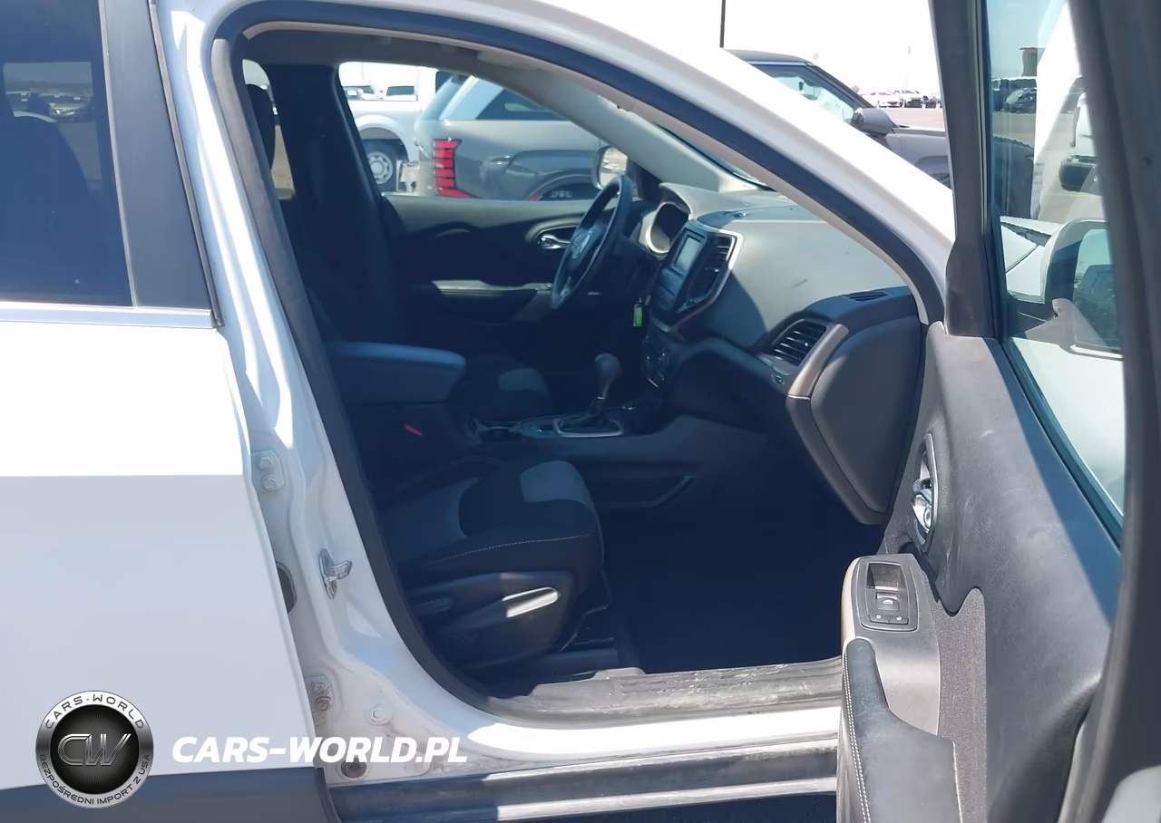 2018 Jeep Cherokee Latitude 4X4 VIN:1C4PJMCB6JD559255 - 5