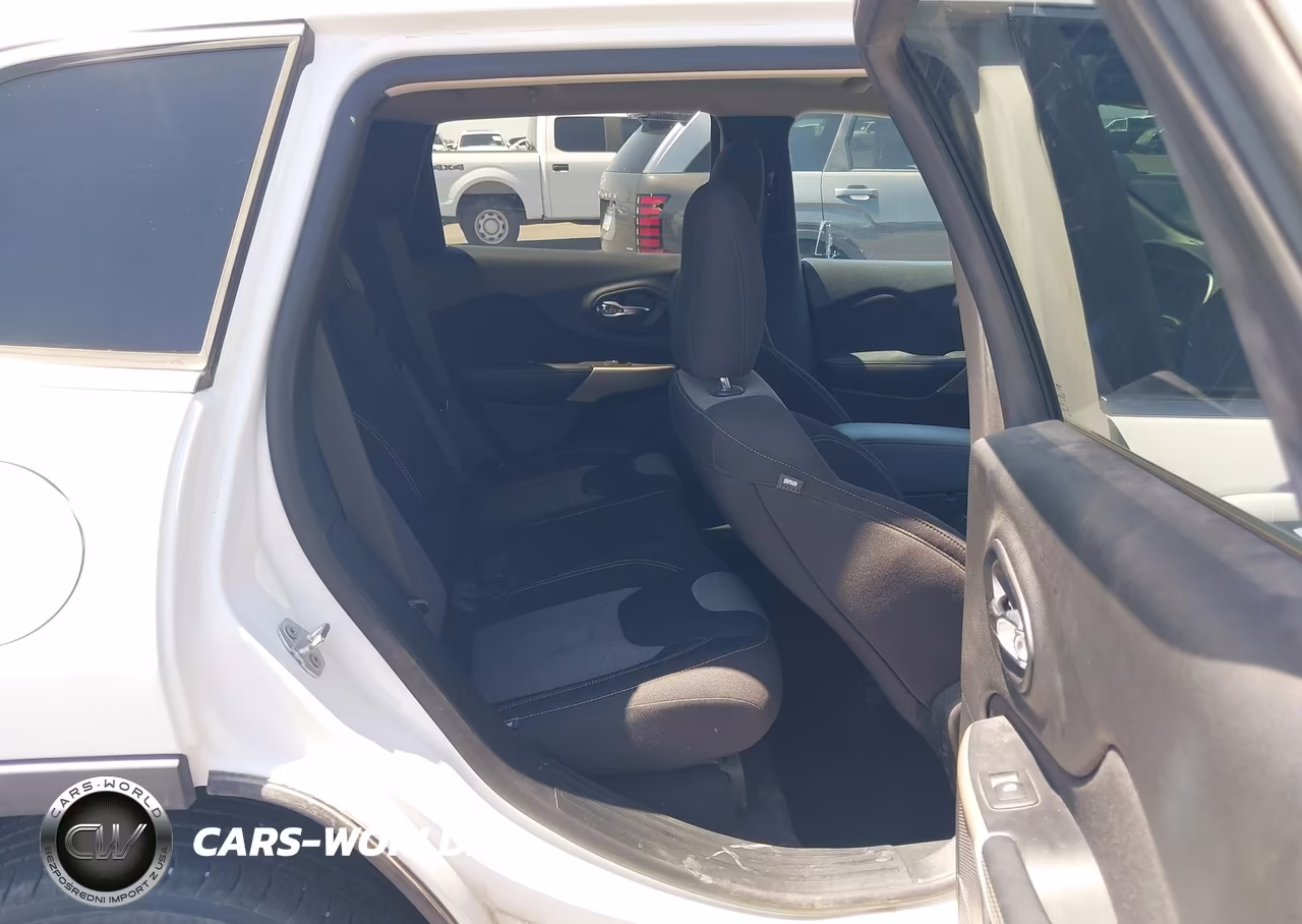 2018 Jeep Cherokee Latitude 4X4 VIN:1C4PJMCB6JD559255 - 8