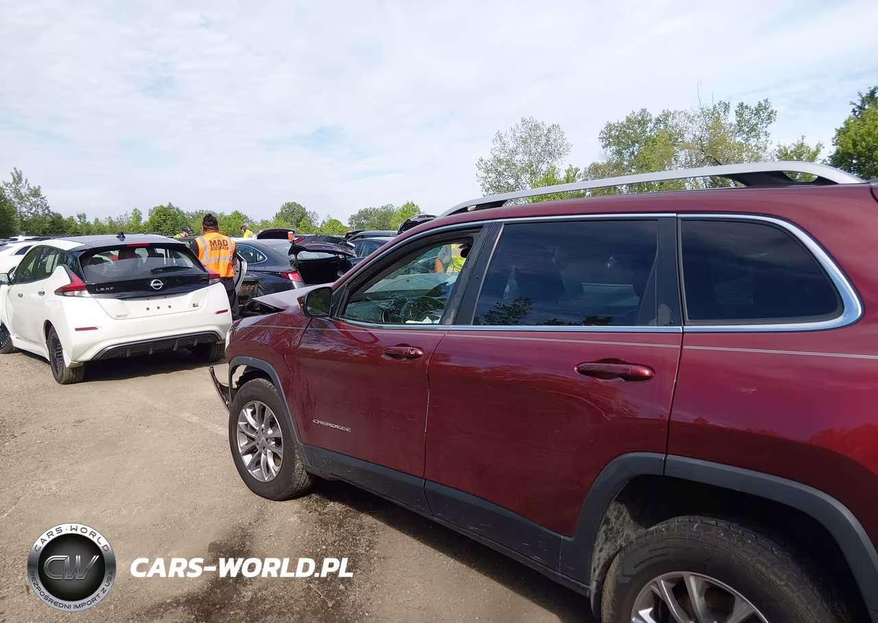 2019 Jeep Cherokee Latitude Plus 4X4 VIN:1C4PJMLX9KD107393 - 14