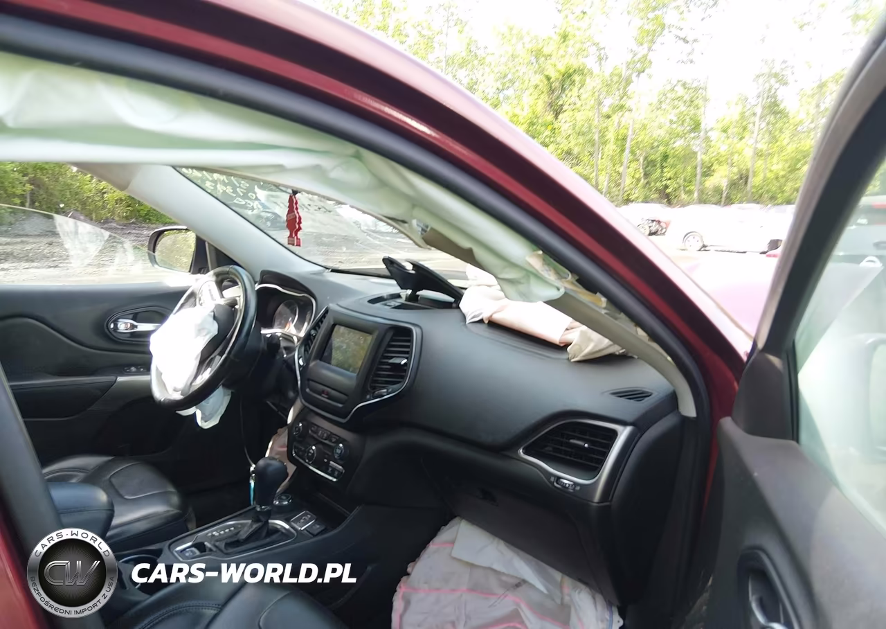 2019 Jeep Cherokee Latitude Plus 4X4 VIN:1C4PJMLX9KD107393 - 5
