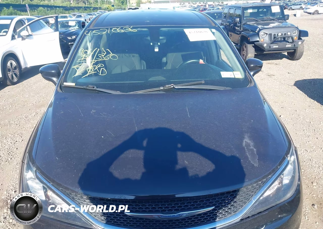 2017 Chrysler Pacifica Touring VIN:2C4RC1DG3HR517371 - 12
