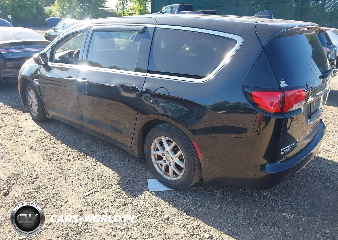 2017 Chrysler Pacifica Touring VIN:2C4RC1DG3HR517371 - 3
