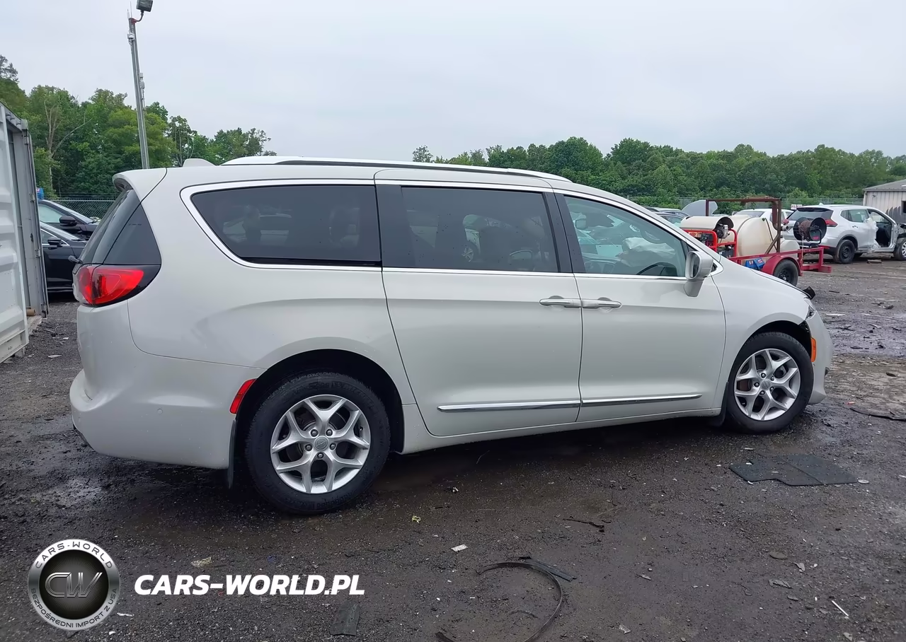 2017 Chrysler Pacifica Touring-L Plus VIN:2C4RC1EG6HR757044 - 13