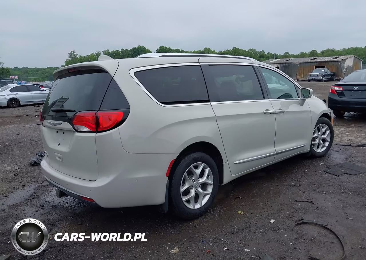 2017 Chrysler Pacifica Touring-L Plus VIN:2C4RC1EG6HR757044 - 4