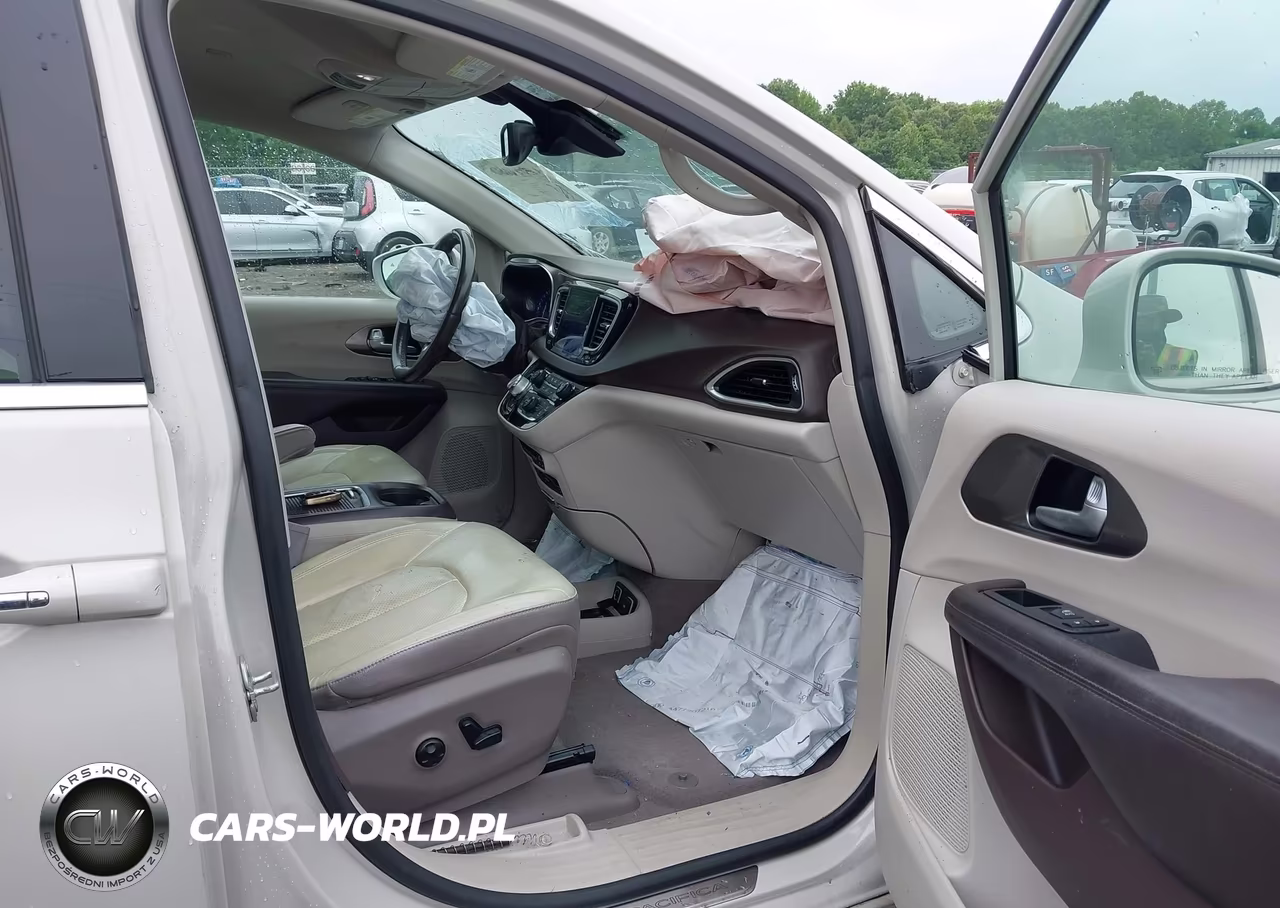 2017 Chrysler Pacifica Touring-L Plus VIN:2C4RC1EG6HR757044 - 5