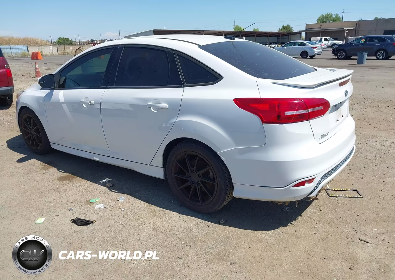 2015 Ford Focus Se VIN:1FADP3FE5FL324947 - 3