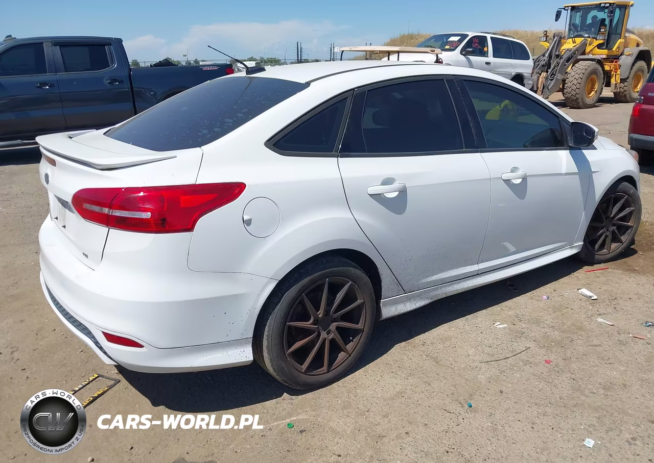 2015 Ford Focus Se VIN:1FADP3FE5FL324947 - 4