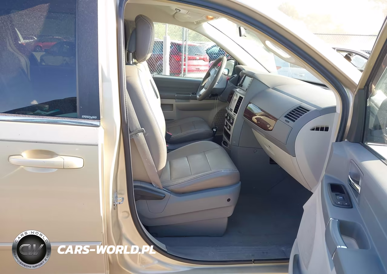 2010 Chrysler Town & Country New Lx VIN:2A4RR2D16AR405051 - 5