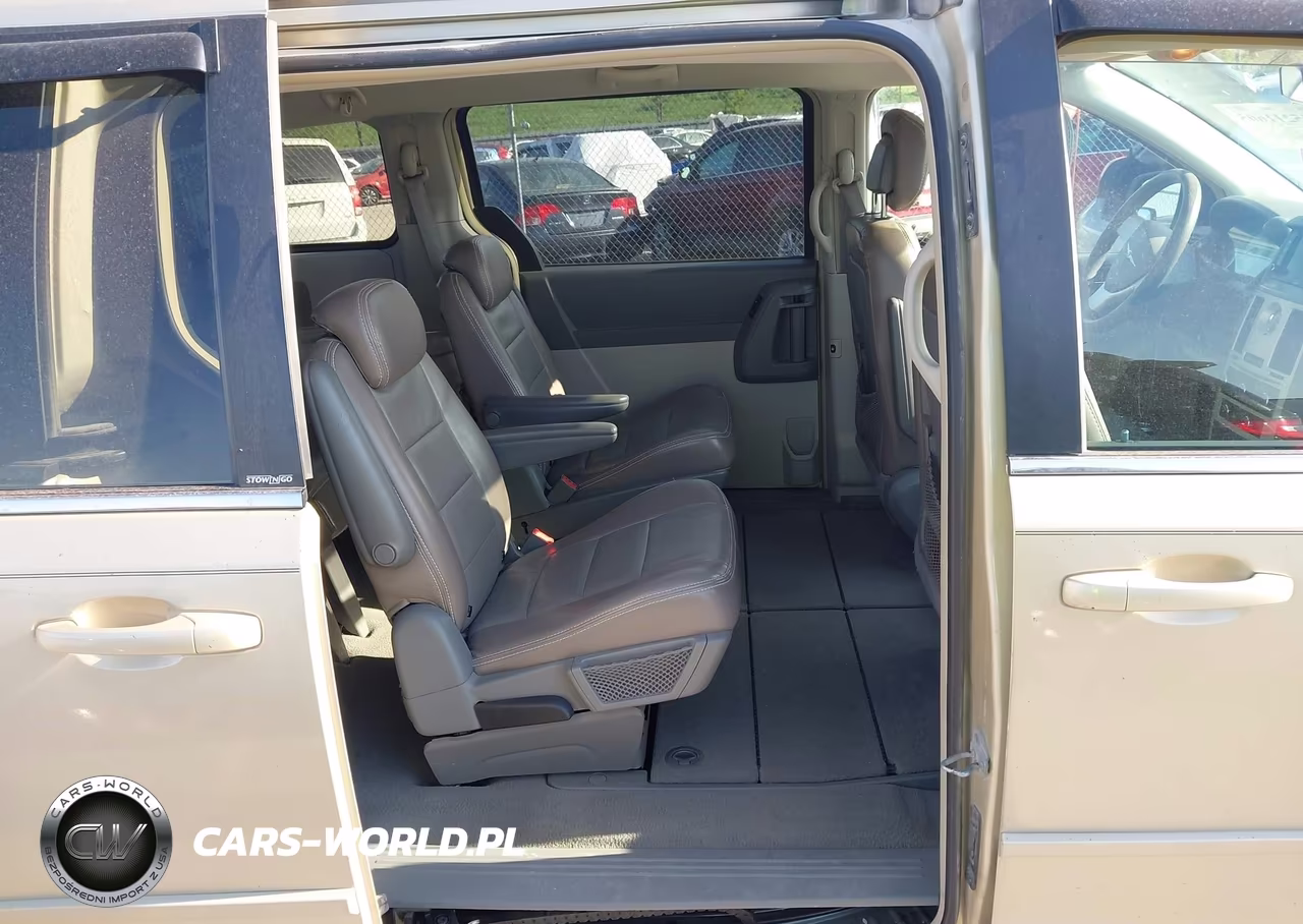 2010 Chrysler Town & Country New Lx VIN:2A4RR2D16AR405051 - 8