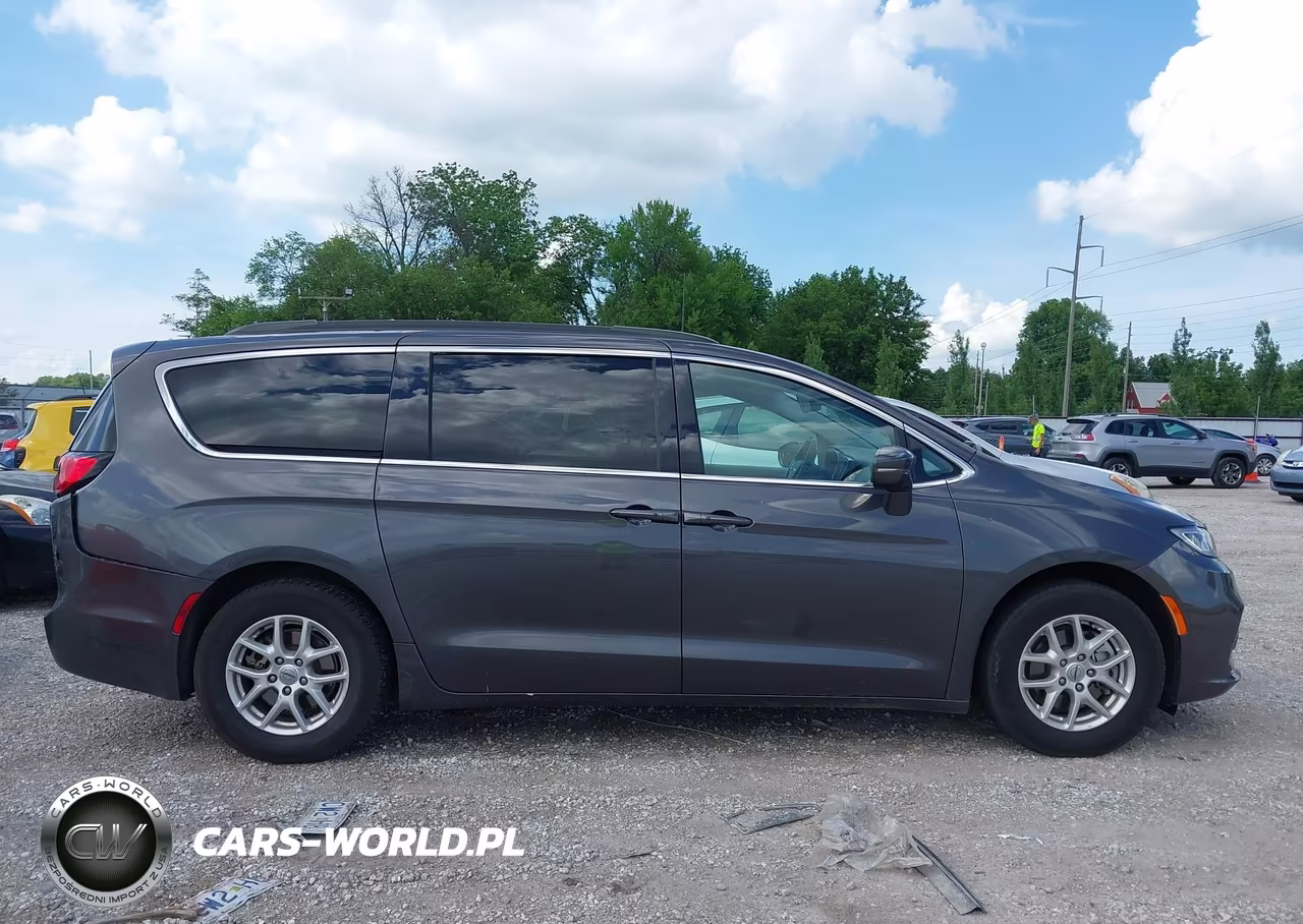 2022 Chrysler Pacifica Touring L VIN:2C4RC1BGXNR109660 - 13
