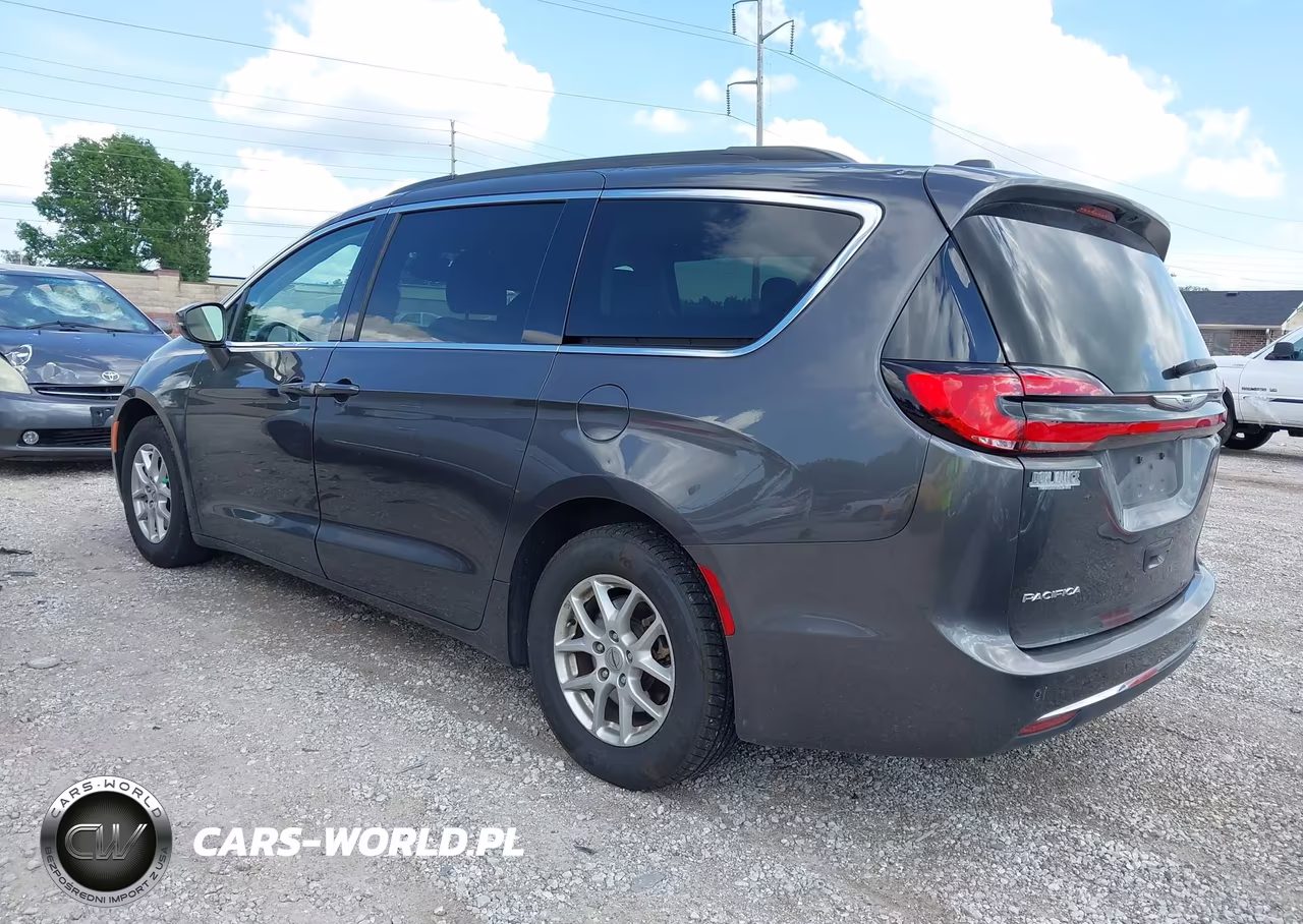2022 Chrysler Pacifica Touring L VIN:2C4RC1BGXNR109660 - 3