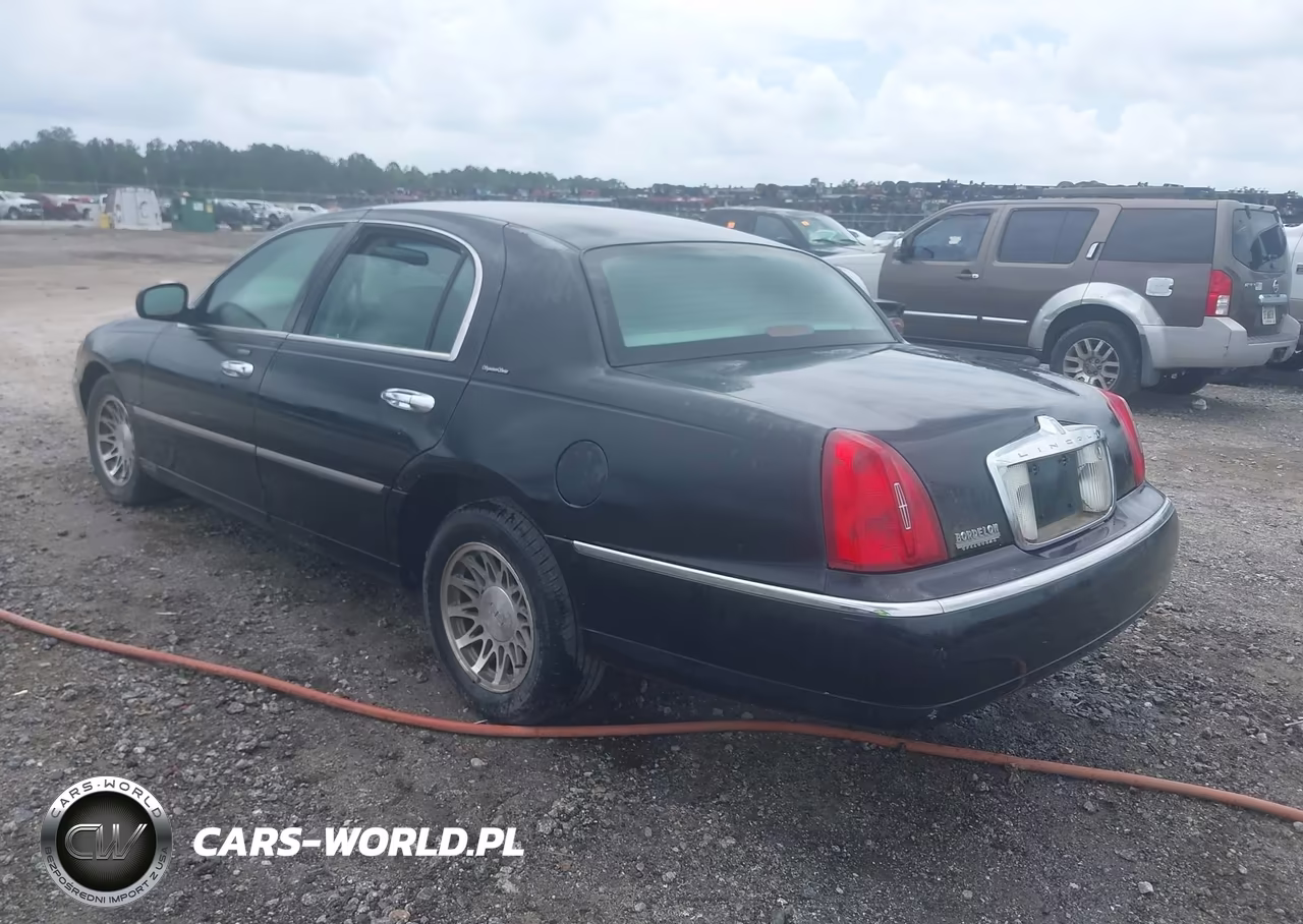 2000 Lincoln Town Car Signature VIN:1LNHM82W0YY799522 - 3