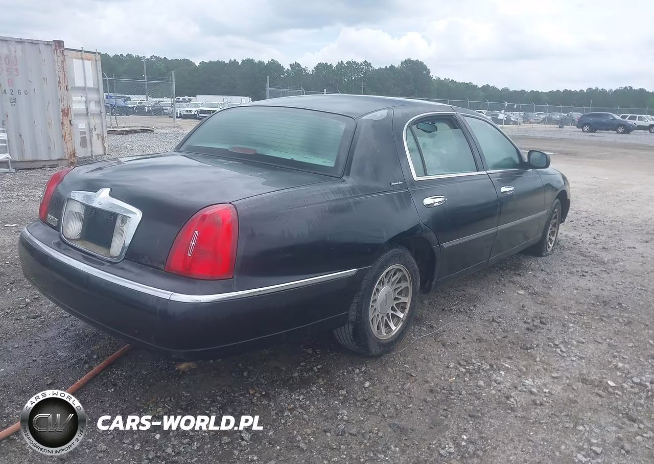 2000 Lincoln Town Car Signature VIN:1LNHM82W0YY799522 - 4
