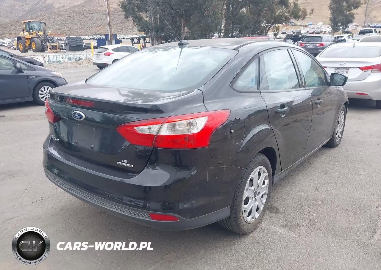 2012 Ford Focus Se VIN:1FAHP3F23CL396345 - 4