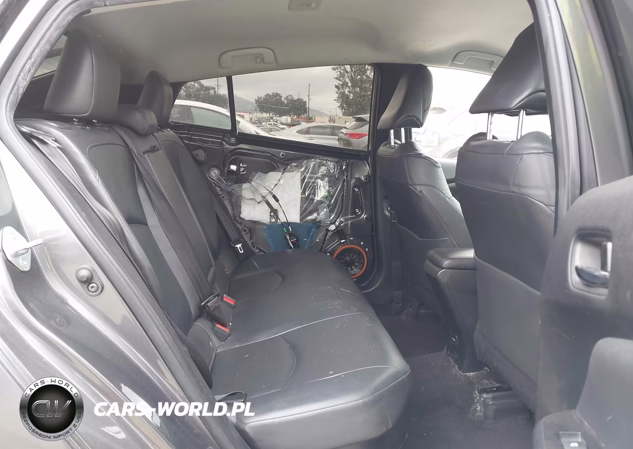 2018 Toyota Prius Four Touring VIN:JTDKARFUXJ3065507 - 8