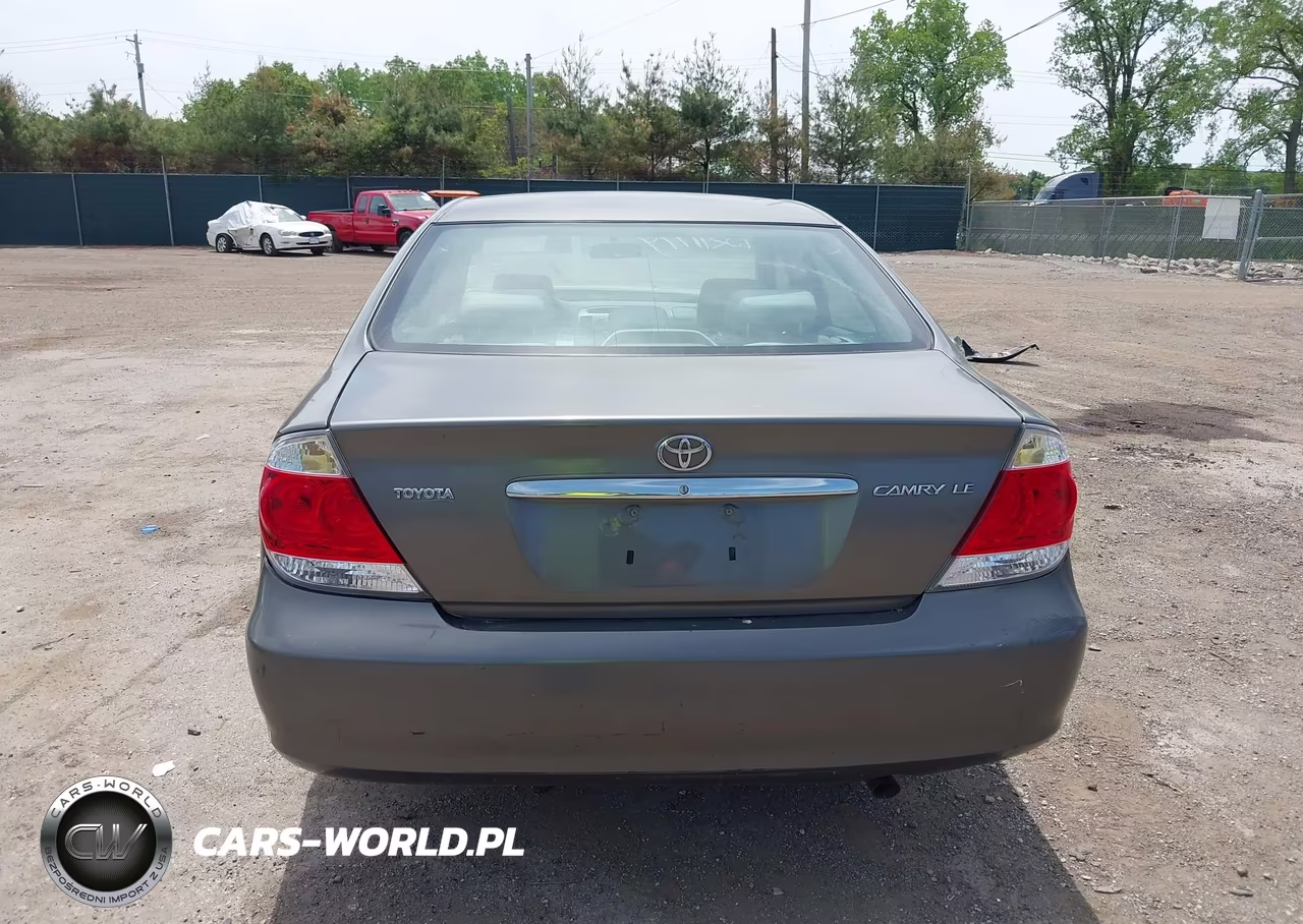 2005 Toyota Camry Le VIN:4T1BE32K75U521013 - 17