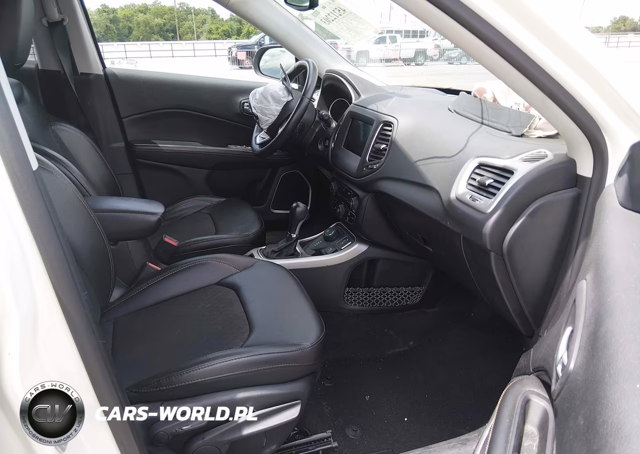 2019 Jeep Compass Latitude 4X4 VIN:3C4NJDBB9KT629884 - 5