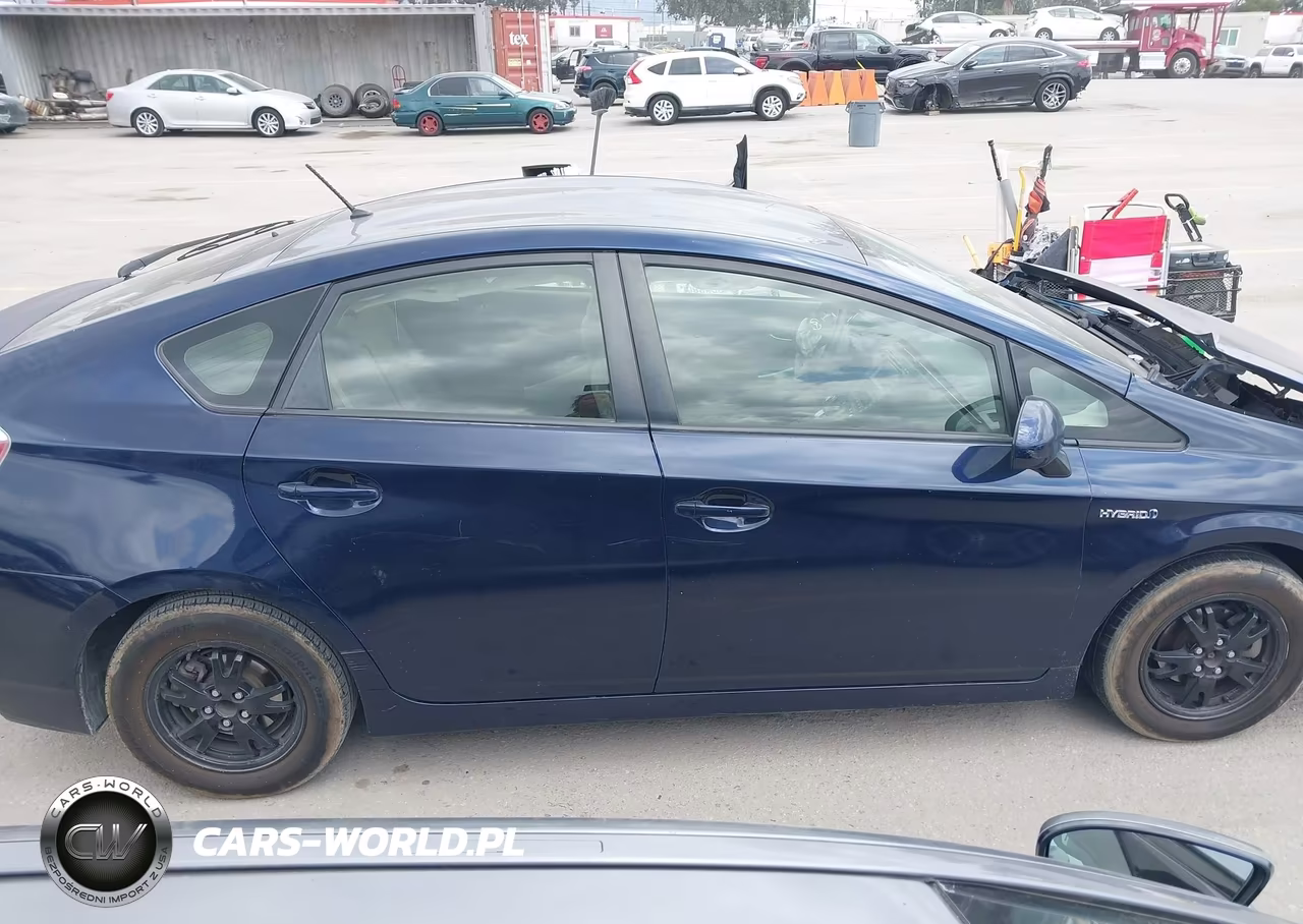 2015 Toyota Prius Two VIN:JTDKN3DU3F2003111 - 13