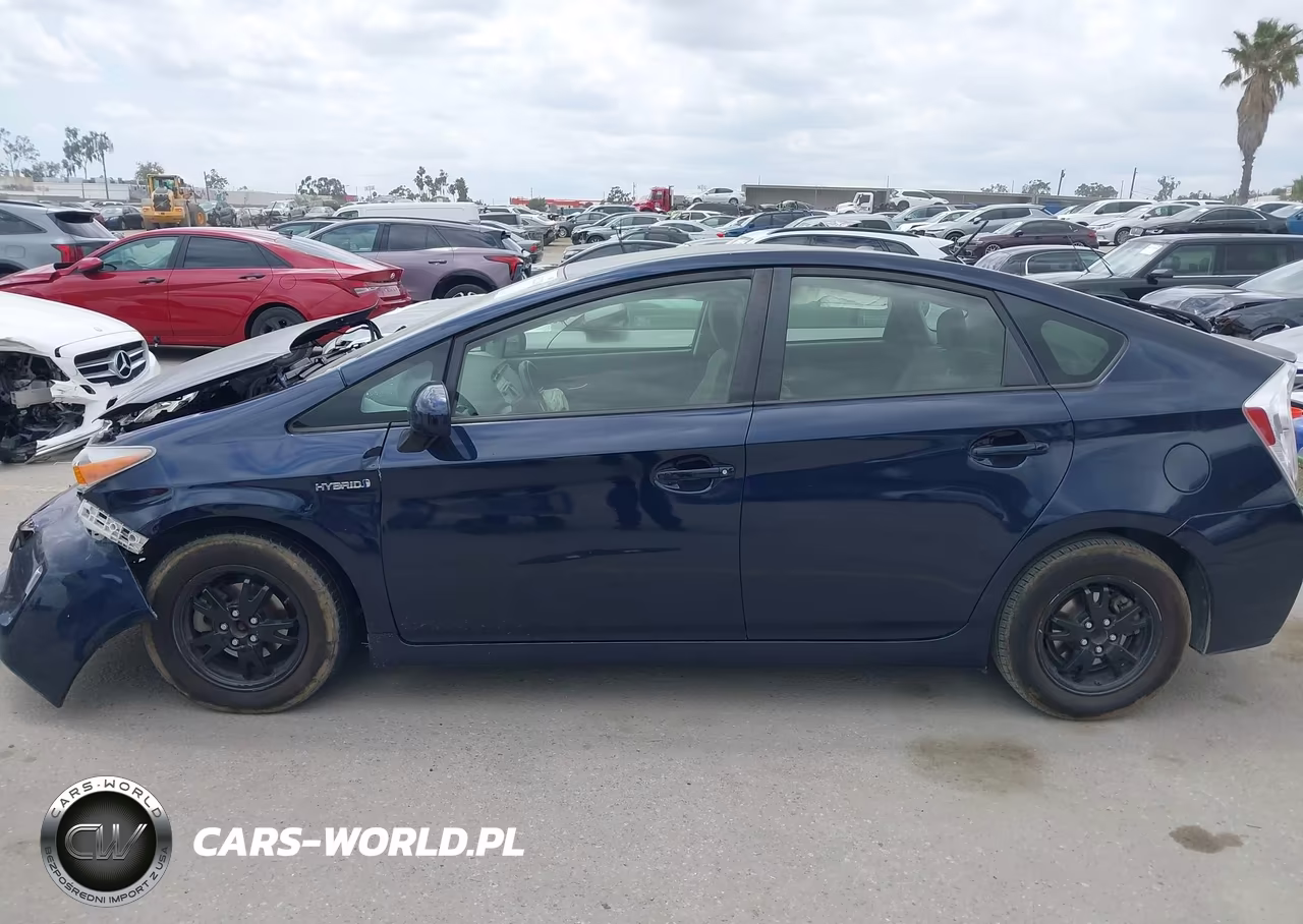 2015 Toyota Prius Two VIN:JTDKN3DU3F2003111 - 14